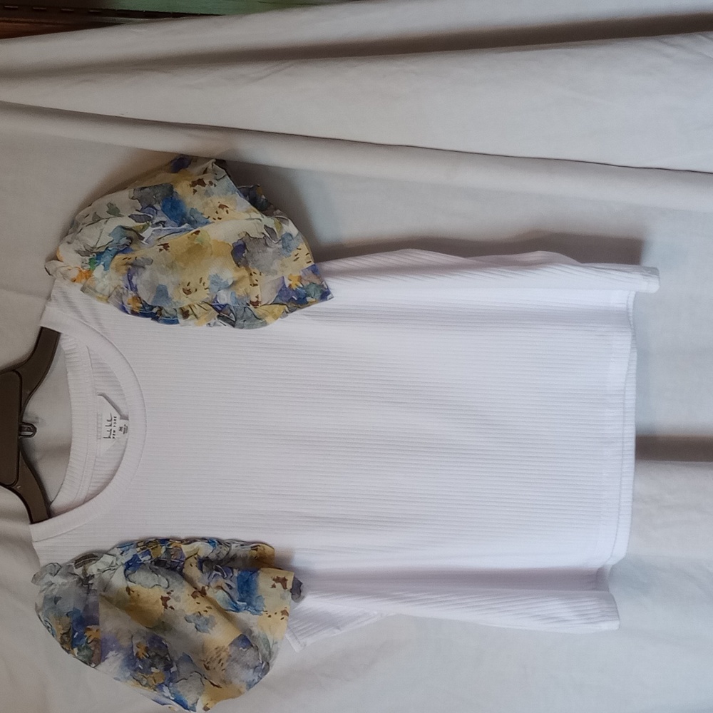 Nicole Miller White with poofy blue yellow flower short sleeve top!